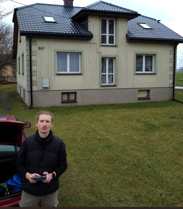 Mikołaj Zawadzki, audytor energetyczny, podczas wizji lokalnej budynku